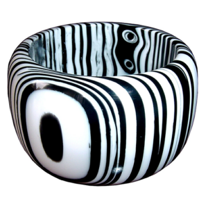 B2053 - RESIN BRACELET LIQUORICE BANGLE W/ CAT EYE