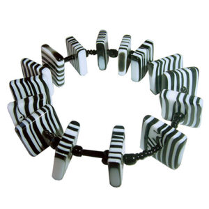 B2077 - RESIN BRACELET BW LIQUORICE SQUARES AND BEADS "AFRICA"