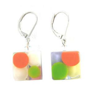 E1285 - RESIN EARRINGS SPOTTED CUBES SHORT