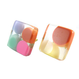E2924 - RESIN EARRINGS SPOTTED SQUARE STUD "TATO"