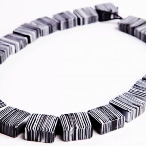 N0789 - RESIN NECKLACE HALF LIQUORICE RECTANGLE "GALA" 65CM