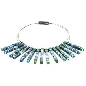 N2660 - RESIN NECKLACE LIQUORICE THIN RECTANGLES ON WIRE "CLEOPATRA"